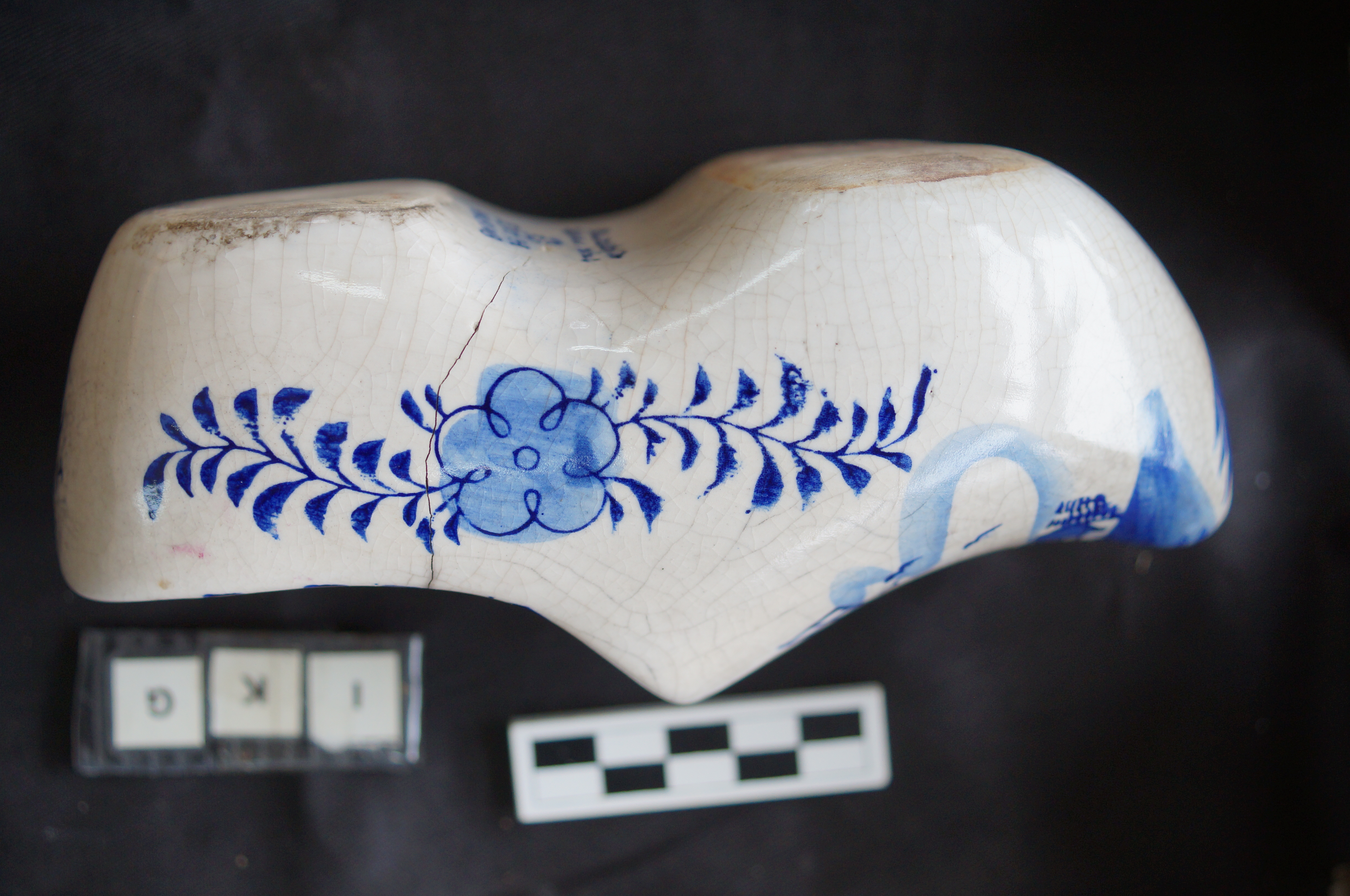 Fig 12a. Miniature porcelain clog (IKGPE2105)