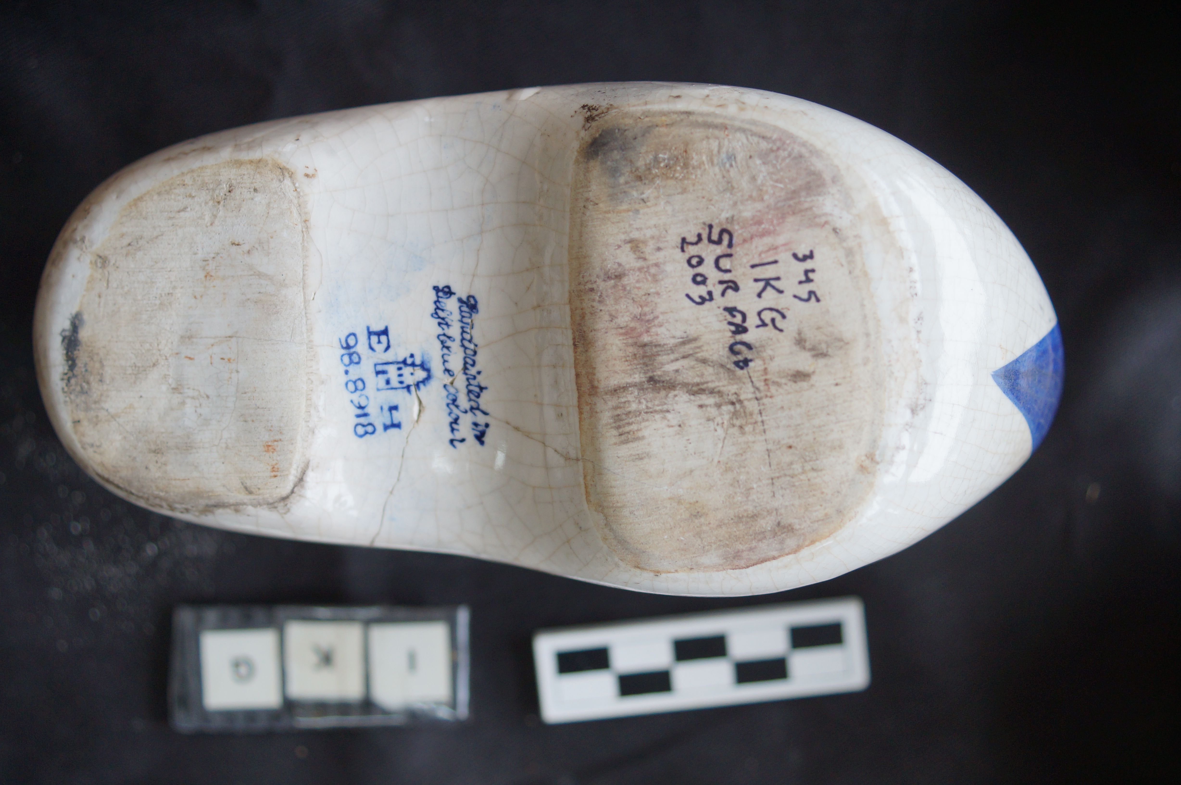 Fig 12b. Base of miniature porcelain clog bearing a maker’s mark (IKGPE2105)