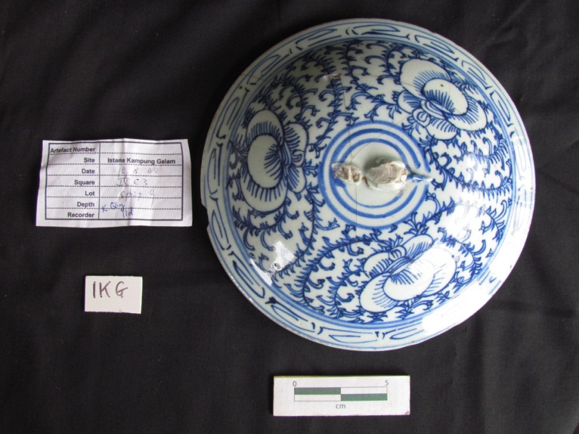 Fig 18. Blue and white <em>kamcheng</em> lid