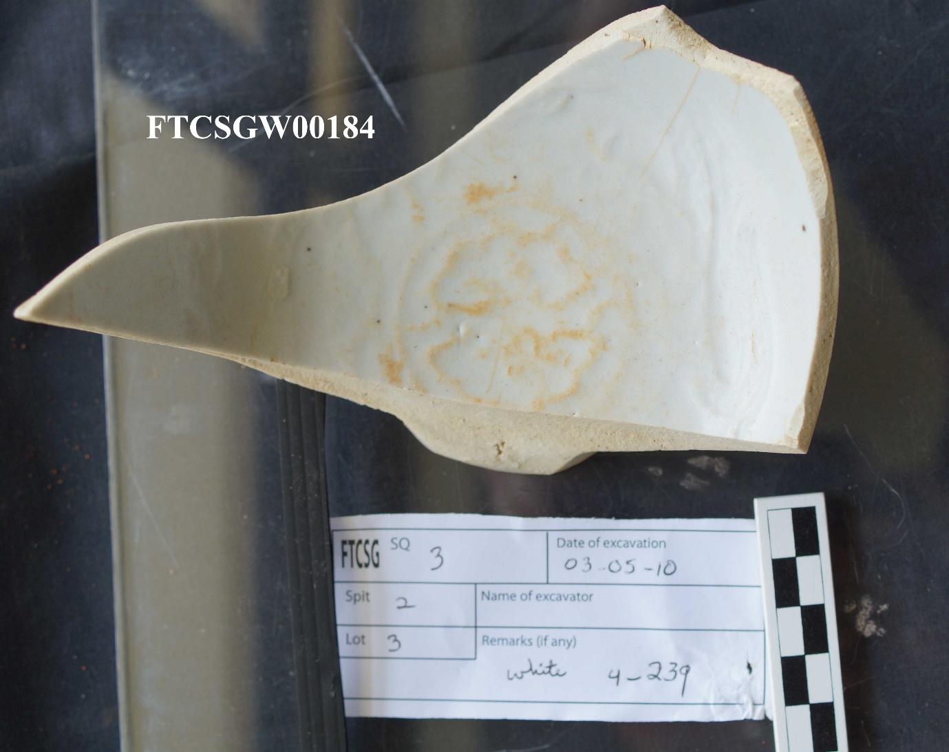 Figure 55. White porcelain with a floral motif surrounded by a dragon