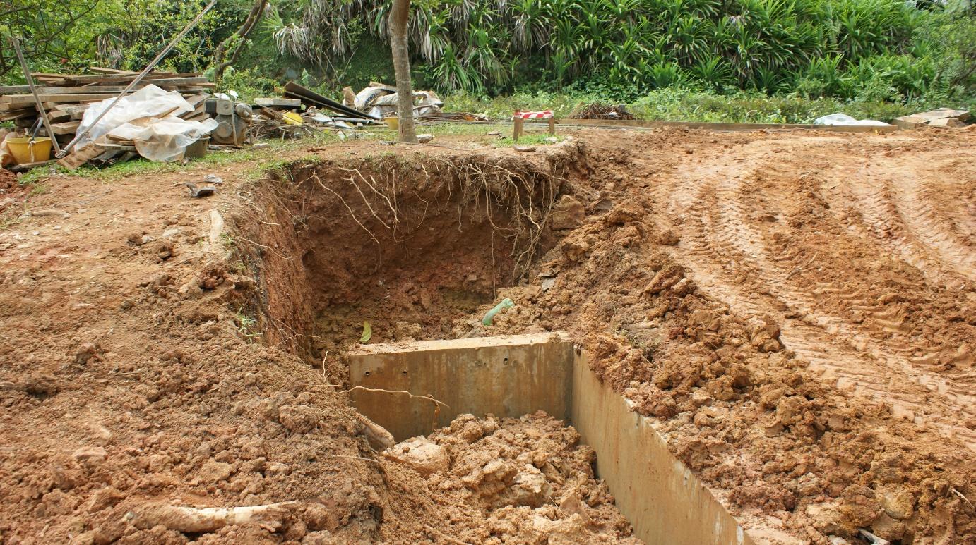 Figure 4. Construction project which exposed the profile where archaeological remains were discovered <em>in situ</em>, 7 April, 2010